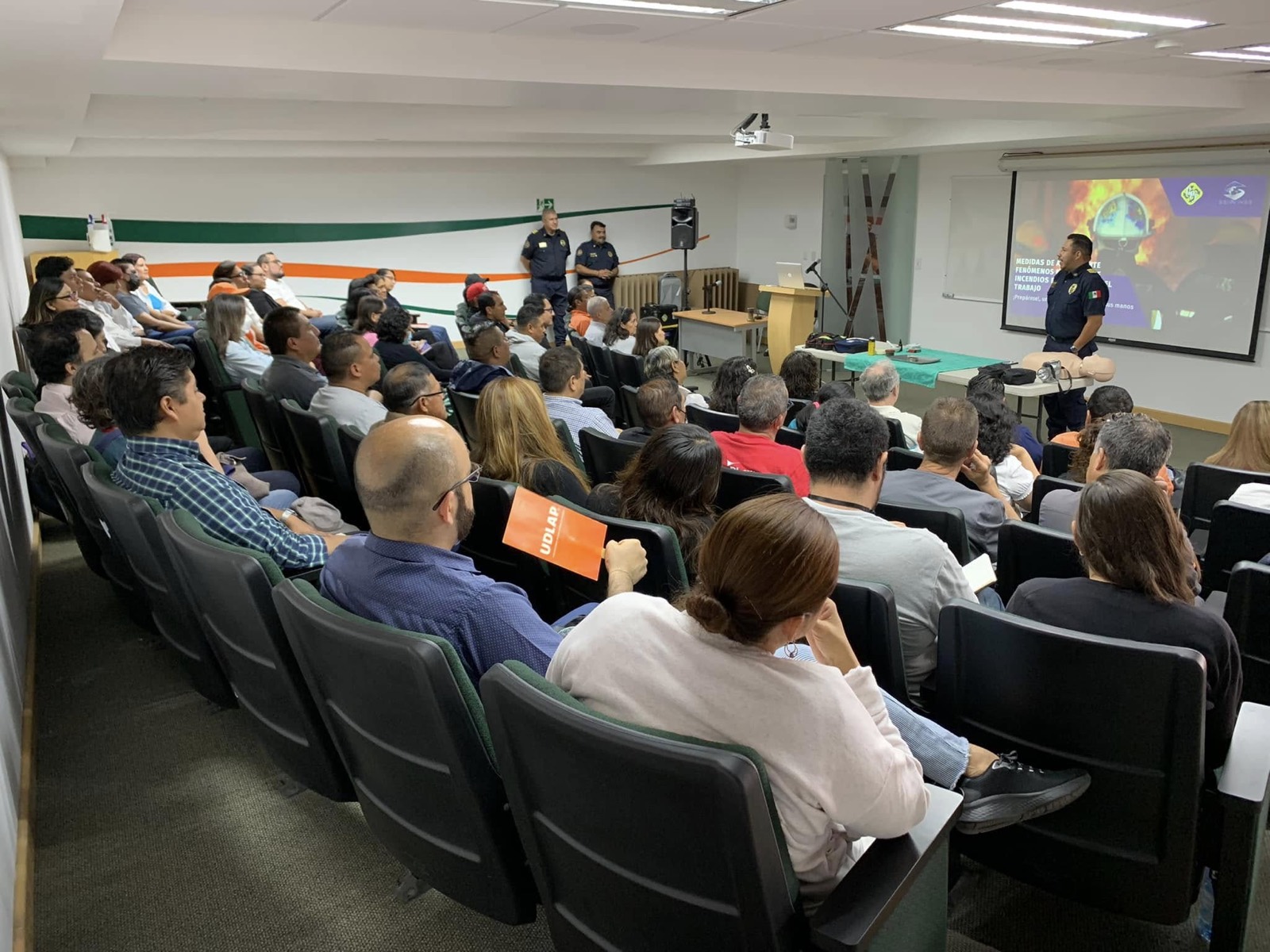 Participantes del seminario en auditorio