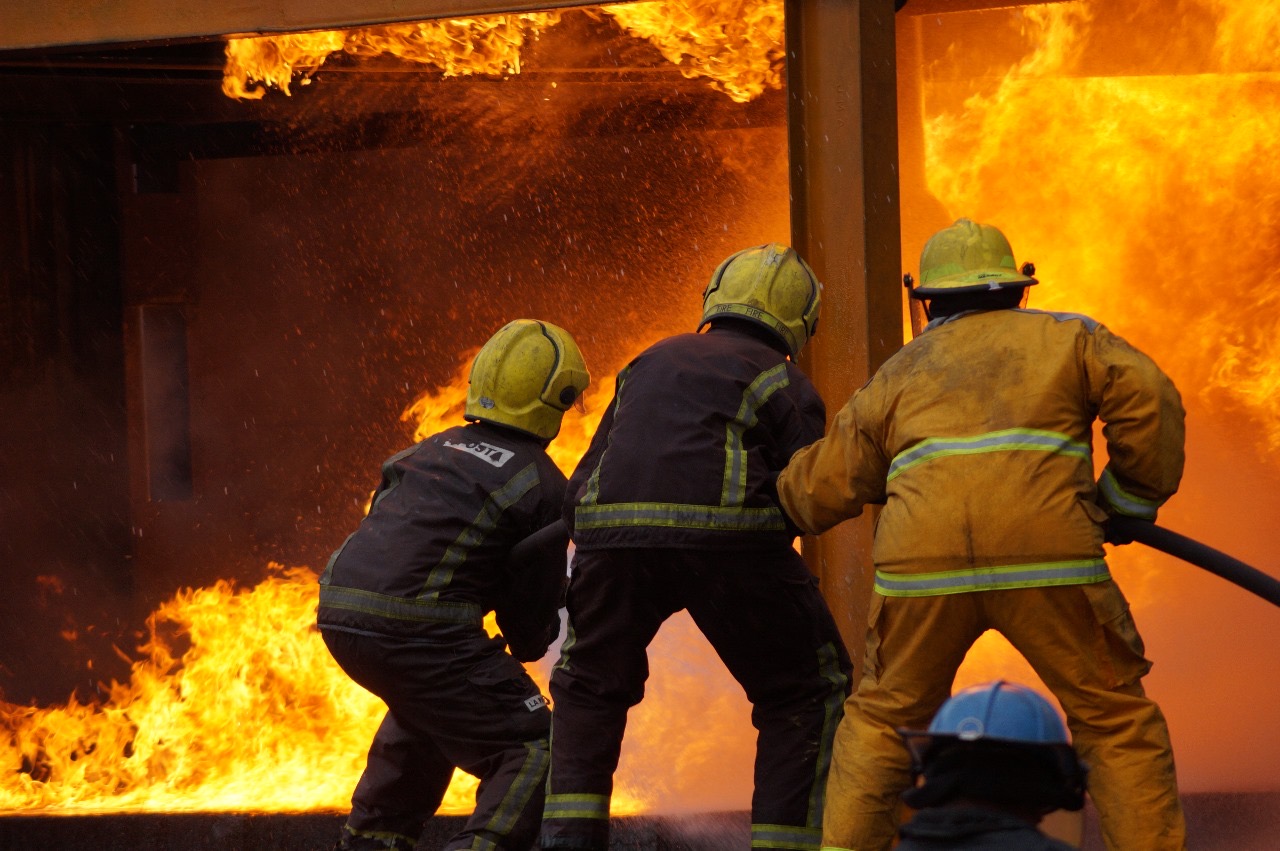 Práctica de combate contra incendios en campo